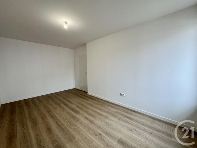 Afficher la photo en grand Appartement F5 à louer - 5 pièces - 98.5 m2 - SERRIS - 77 - ILE-DE-FRANCE - Century 21 Agence Parc Avenue