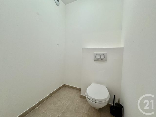 Appartement F4 à louer - 3 pièces - 77.99 m2 - SERRIS - 77 - ILE-DE-FRANCE - Century 21 Agence Parc Avenue